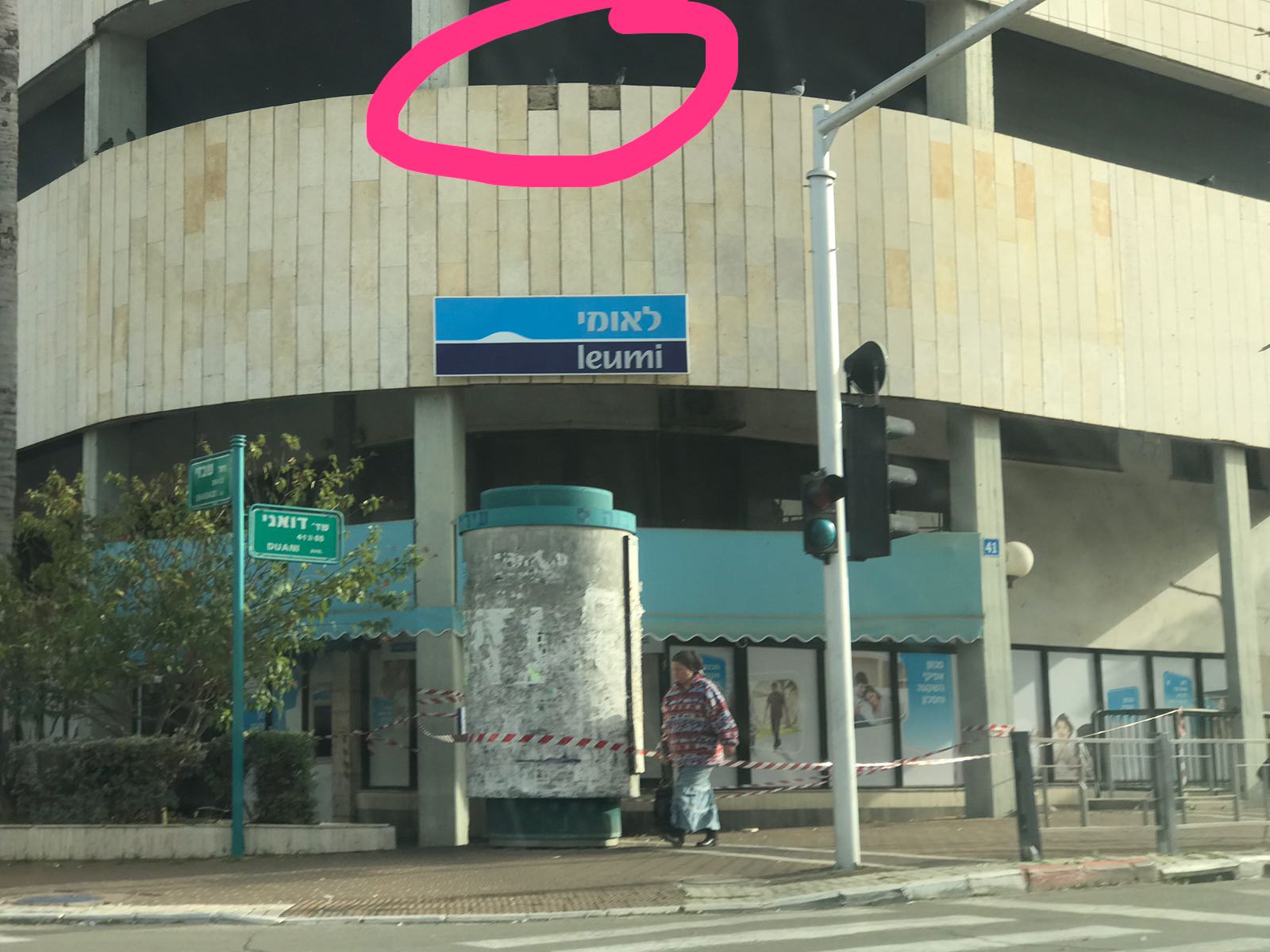 האריחים שנפלו | צילום: אוהד צויק