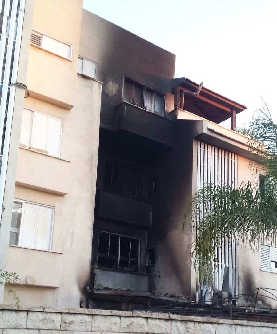 מעטפת הבניין שרופה לחלוטין