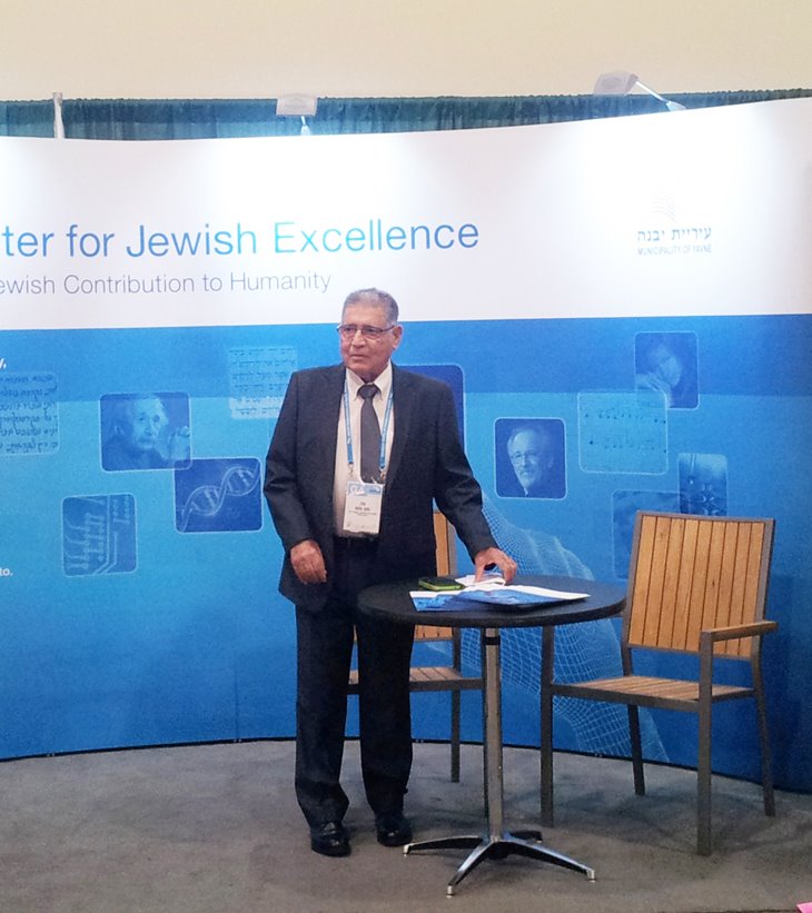 ראש העיר צבי גוב-ארי בביתן התצוגה של היכל החוכמה בכנס הפדרציות בארצות הברית