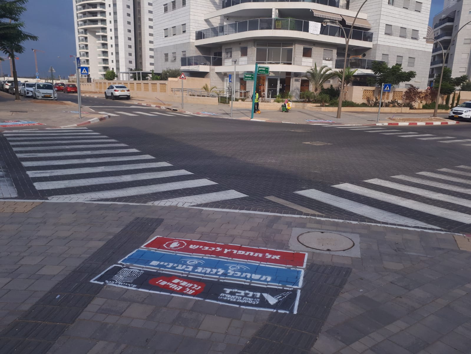 סימון ליד מעבר חצייה בעיר