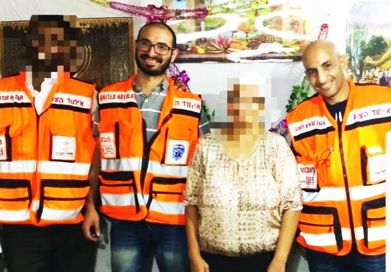 תושבת העיר שהייתה מחוסרת הכרה, ביחד עם הפרמדקים