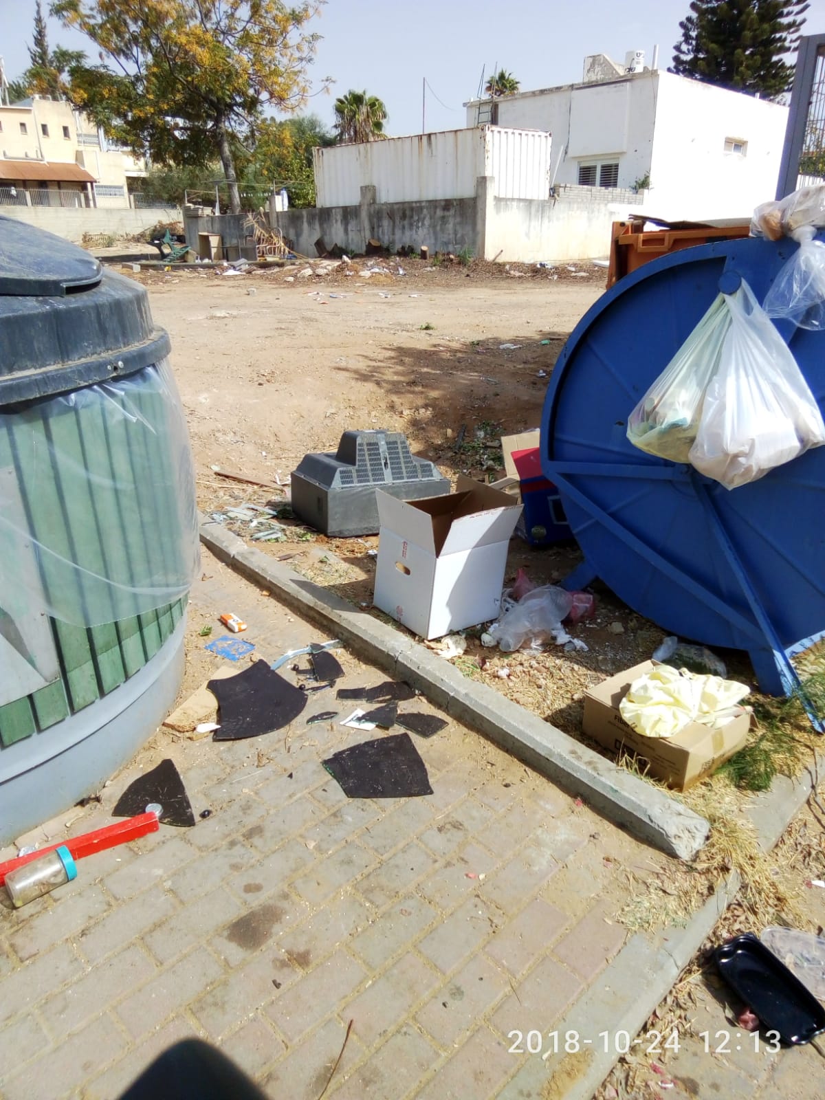 זבל בחוץ ברחוב