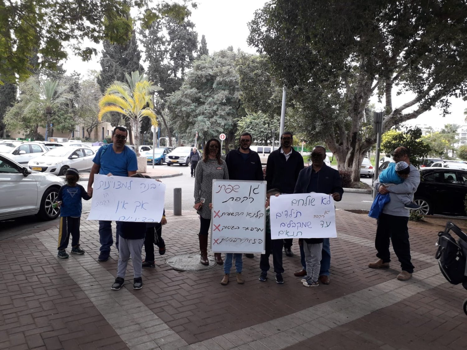 ההפגנה מחוץ לעירייה