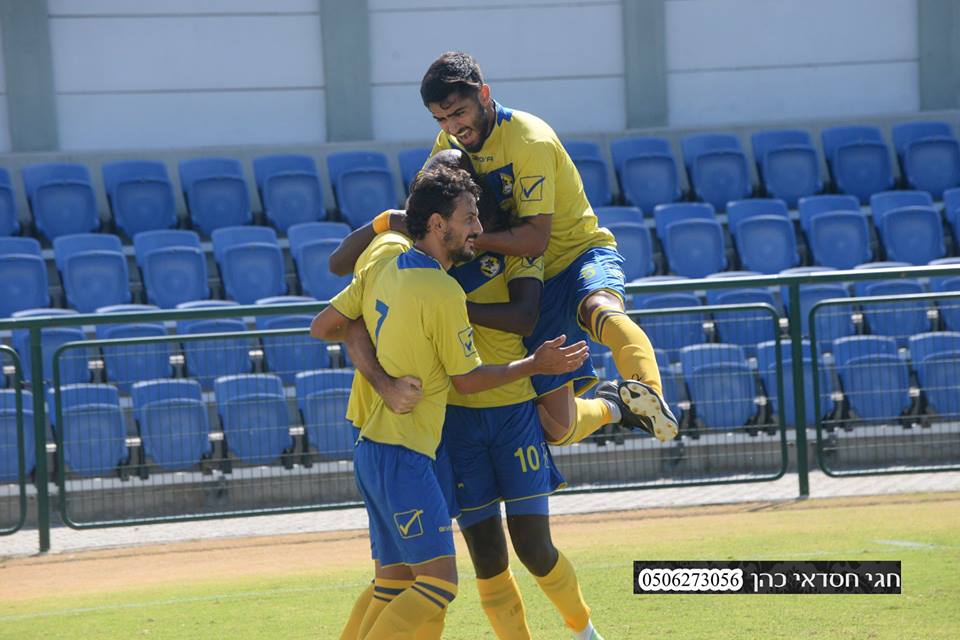 שחקני מכבי יבנה חוגגים