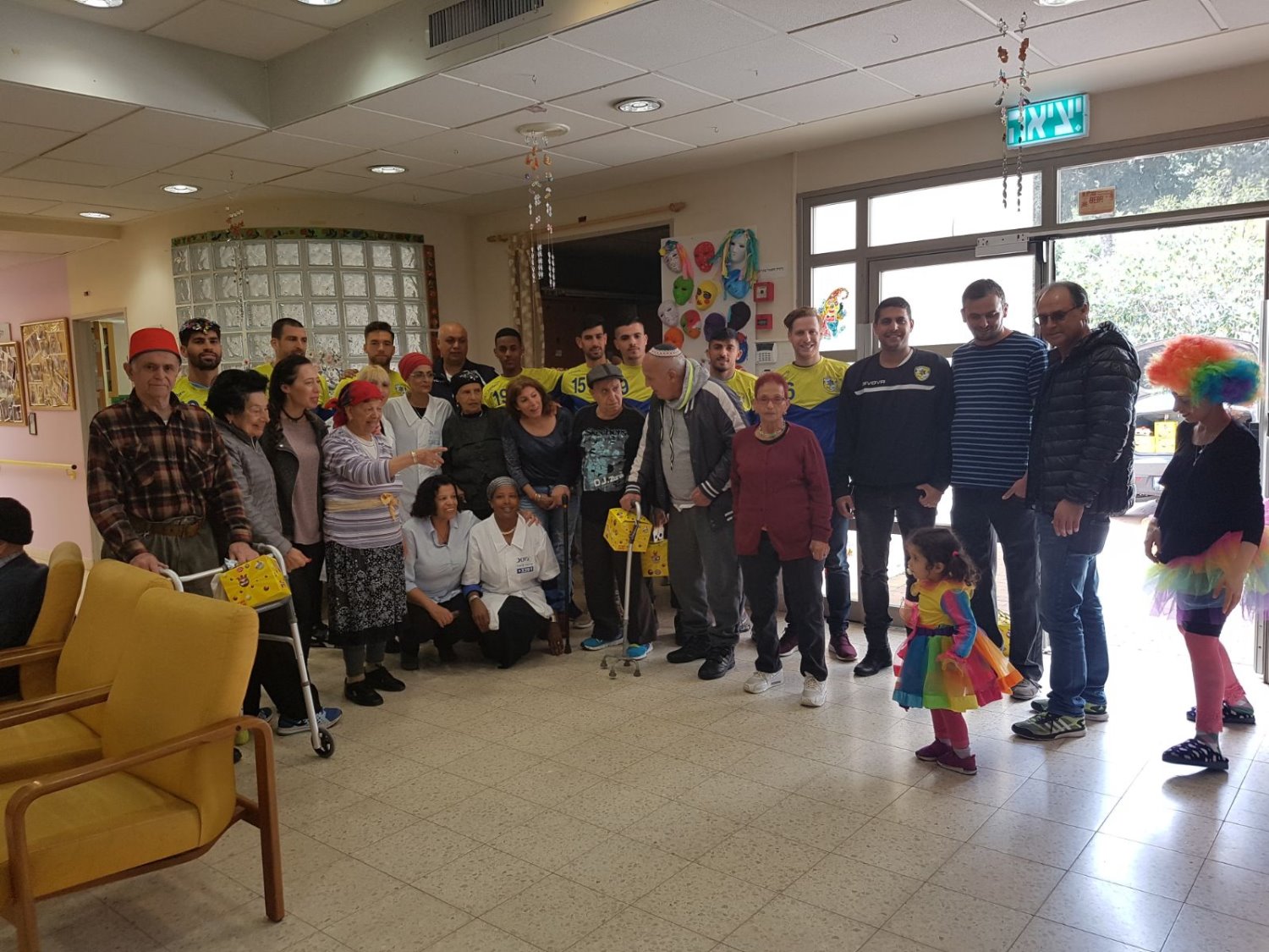 שחקני מכבי יבנה עם האזרחים הוותיקים