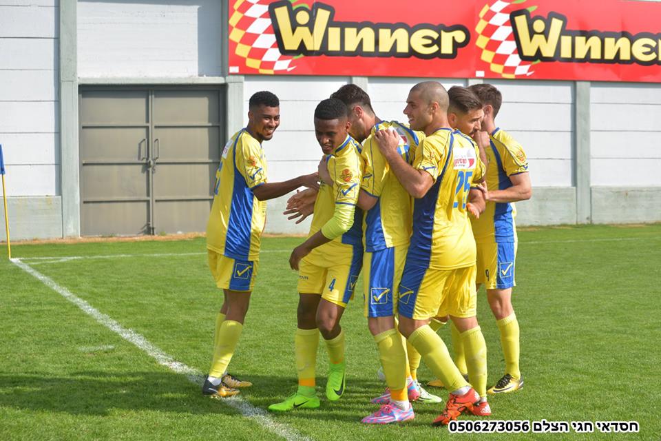 שחקני יבנה חוגגים. הליגה נפתחה (חסדאי כהן)