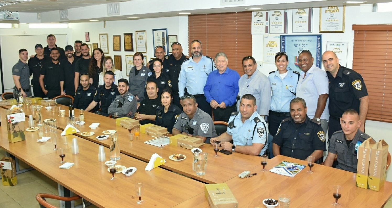 כוחות השיטור עם ראש העיר