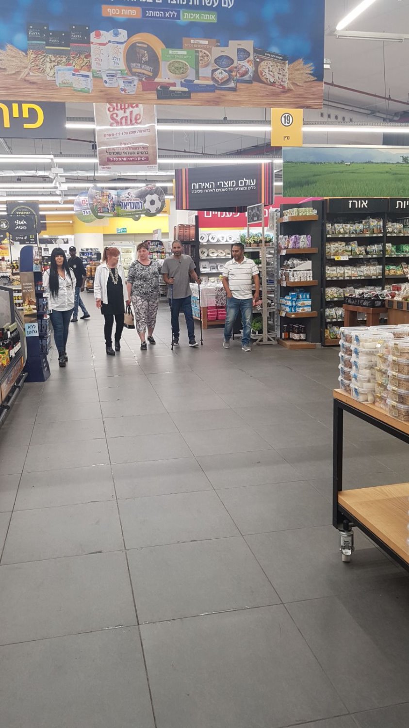 נחמיה נכנס לשופרסל