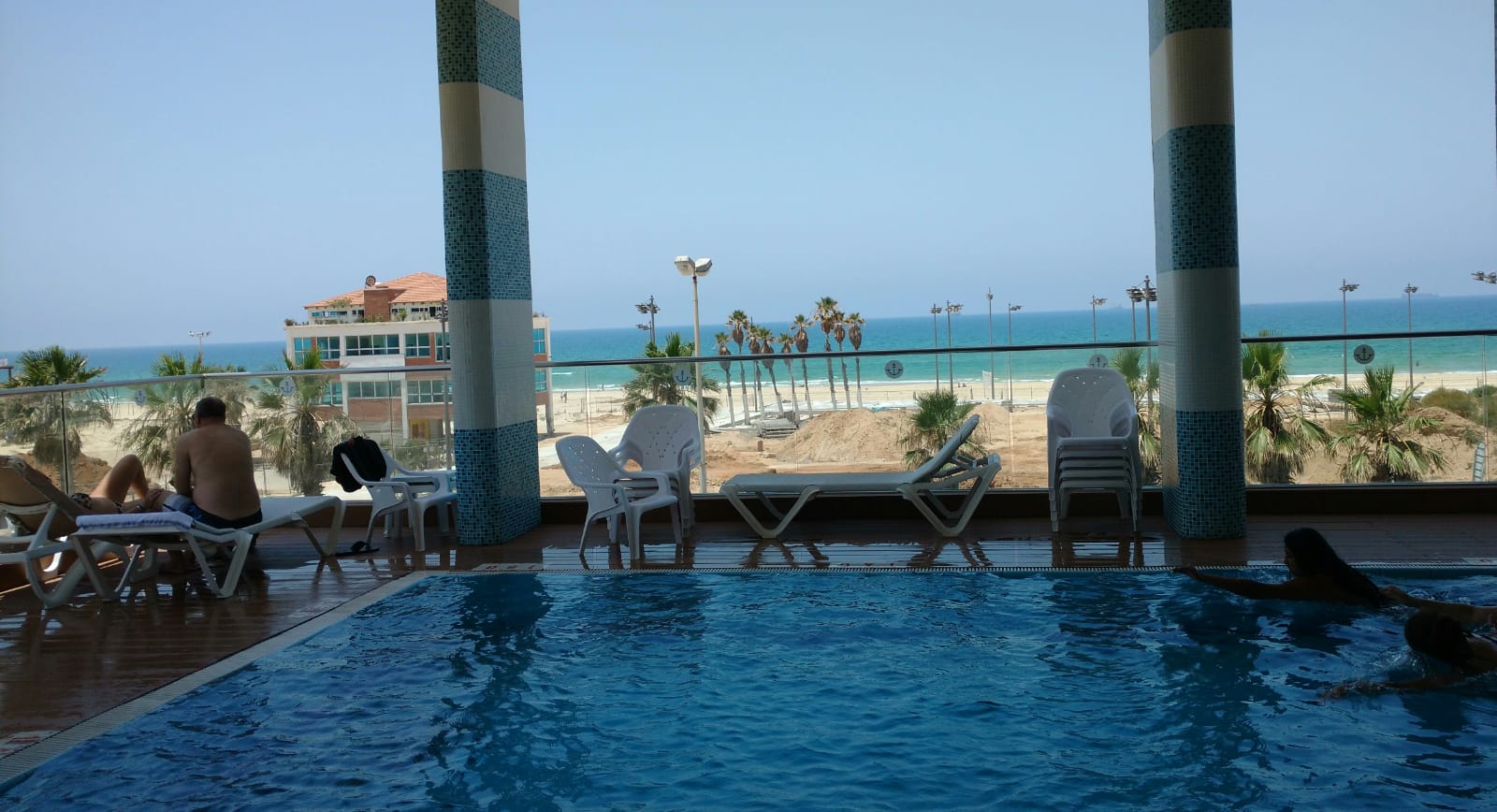 הבריכה משקיפה לים