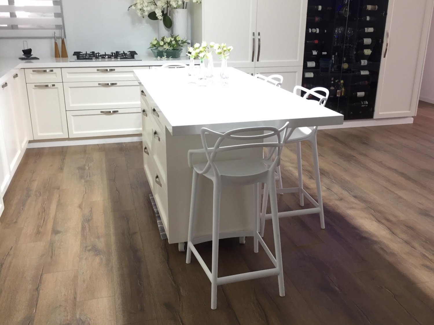 גם במטבח הותקנו פרקטים מעץ אלון מעושן של ארודור פרקטים ושעם - ארודור פרקטים ושעם