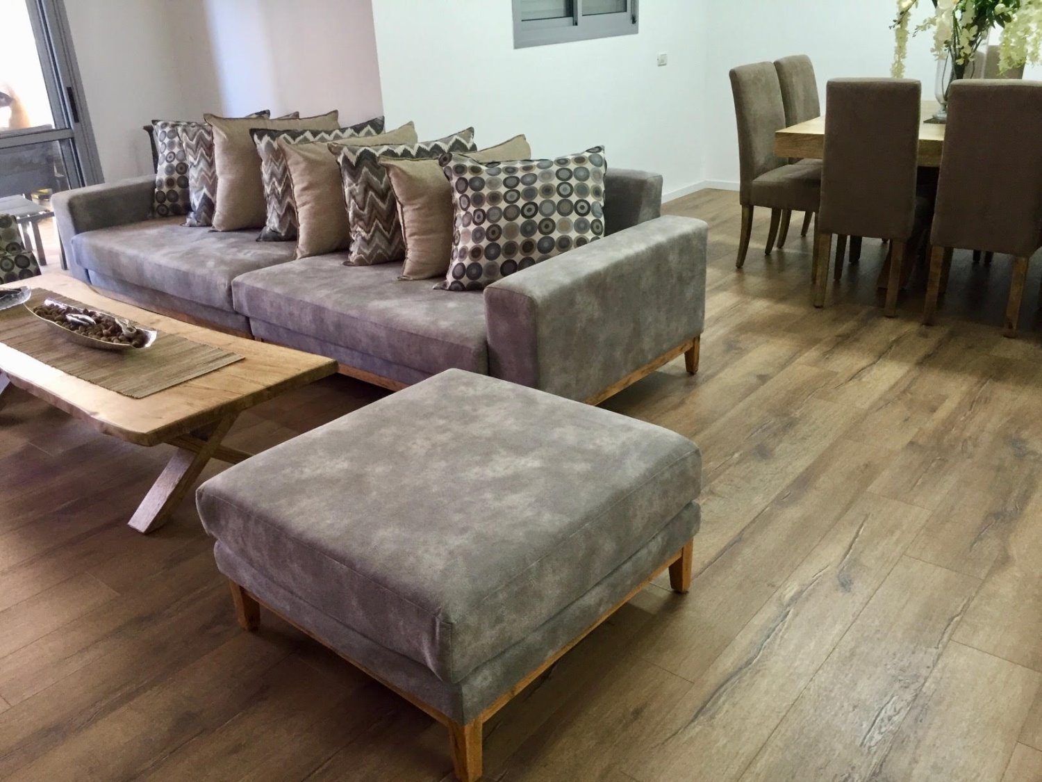 התקנת פרקט עץ אלון בדירה ביבנה - ארודור פרקטים ושעם