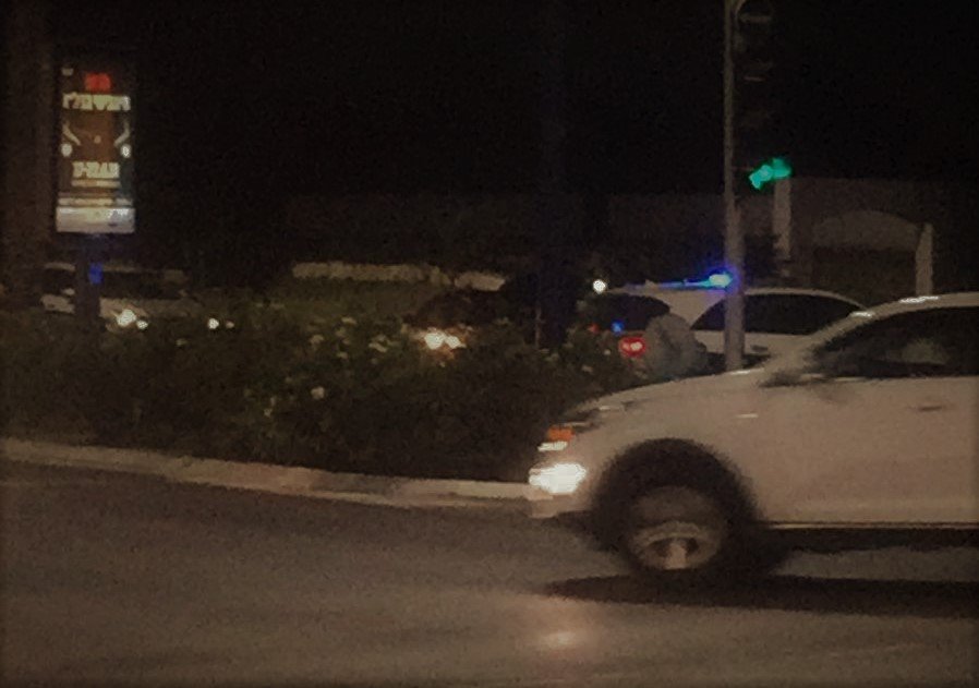 ניידות חוסמות את הרכב החשוד | צילום: שרון בן שלמה