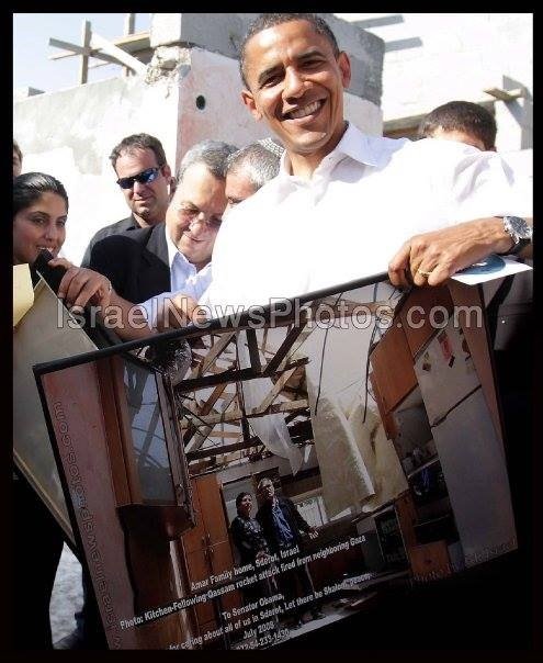 הנשיא אובמה אוחז בתמונה שצילם אדי ישראל 