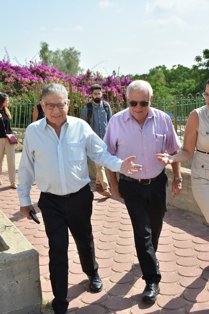 השר כץ וראש העיר גוב-ארי בכניסה למרכז נתיבים להורות ביבנה