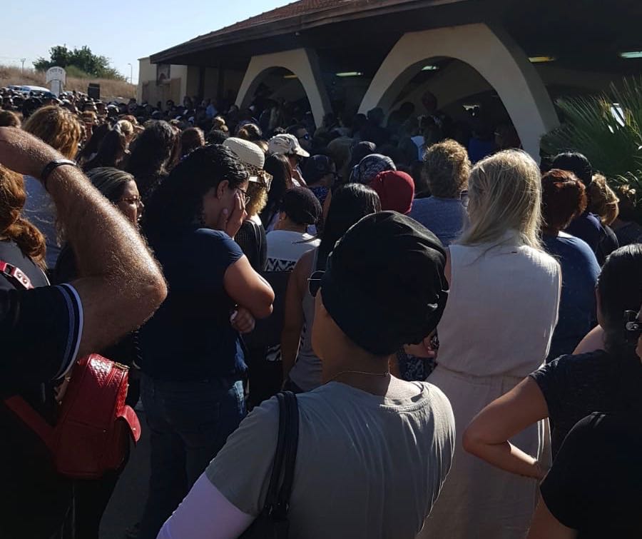 אלפי אנשים בהלוויה 