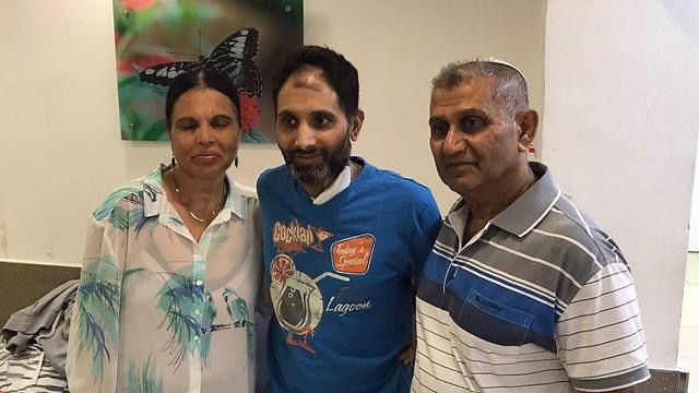 ניב נחמיה והוריו. חזר לעבודה