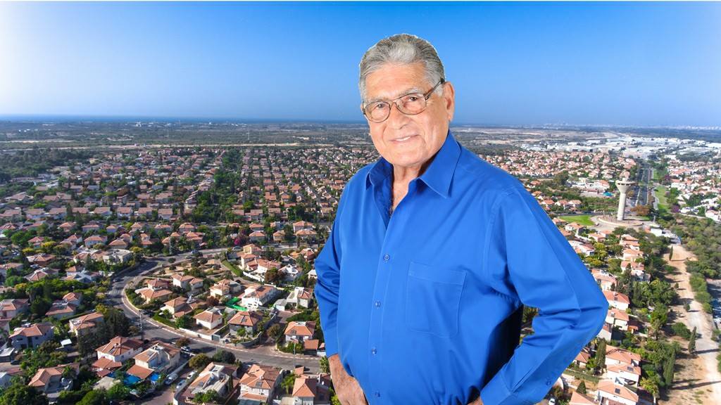 צבי גוב ארי על נוף היבנה