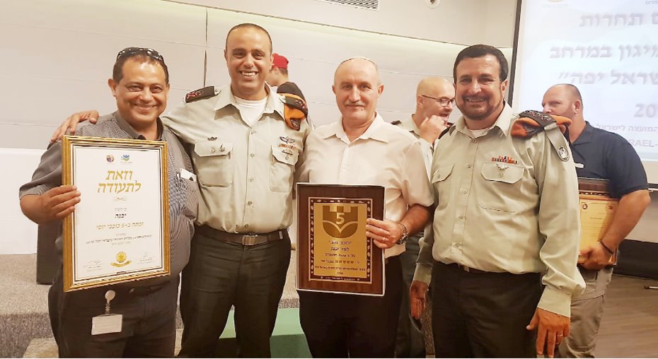  האלוף תמיר ידעי שני משמאל עם מנכ&quot;ל העירייה דוד שטרית ומנהל אגף הבטחון והחירום | צילום : ציון דוד