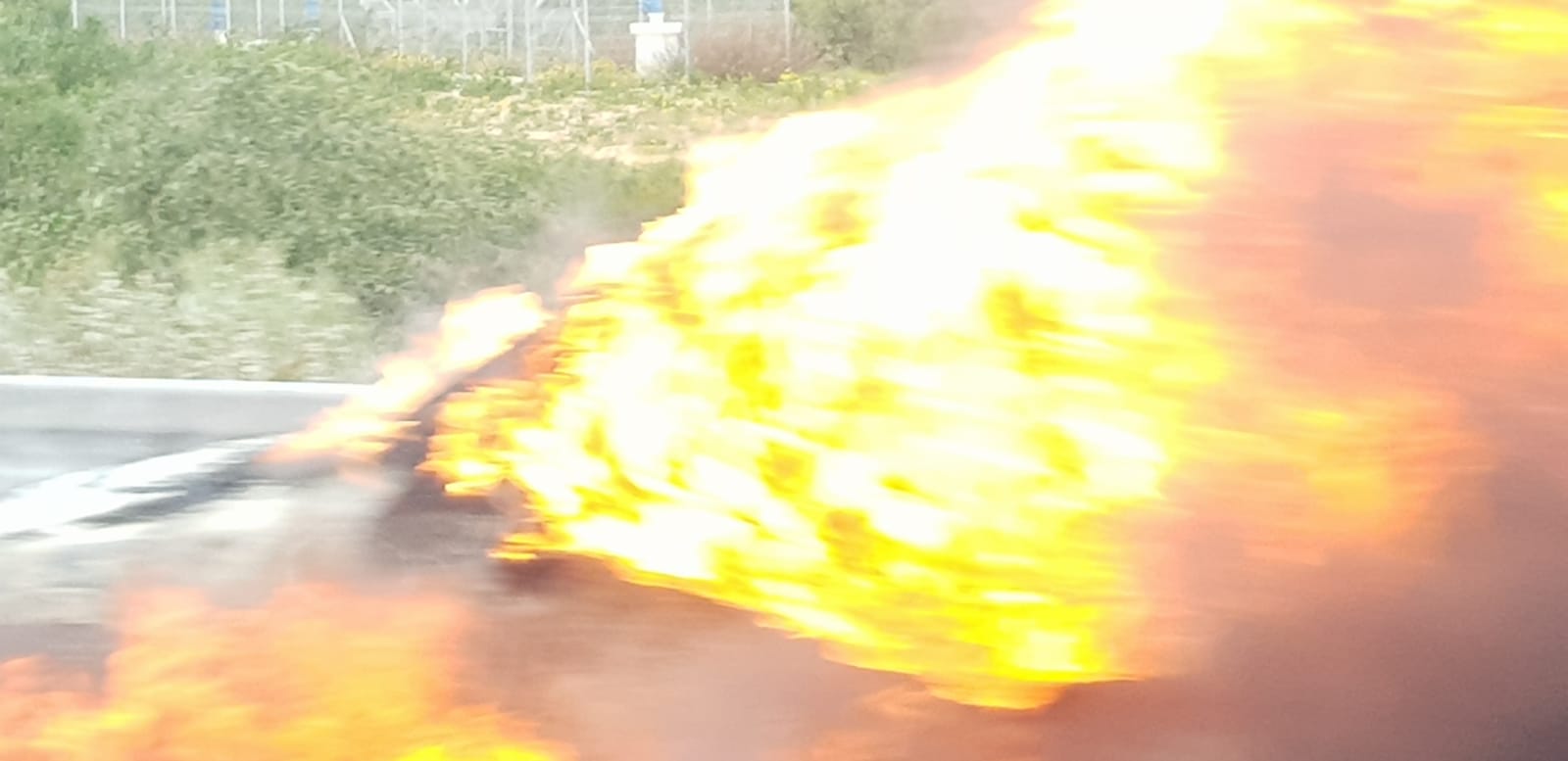 הרכב עולה בלהבות