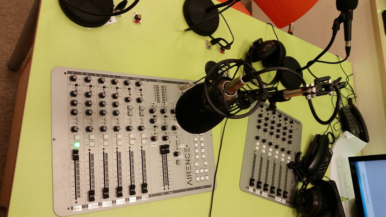 האנשים שמאחורי המיקרופון