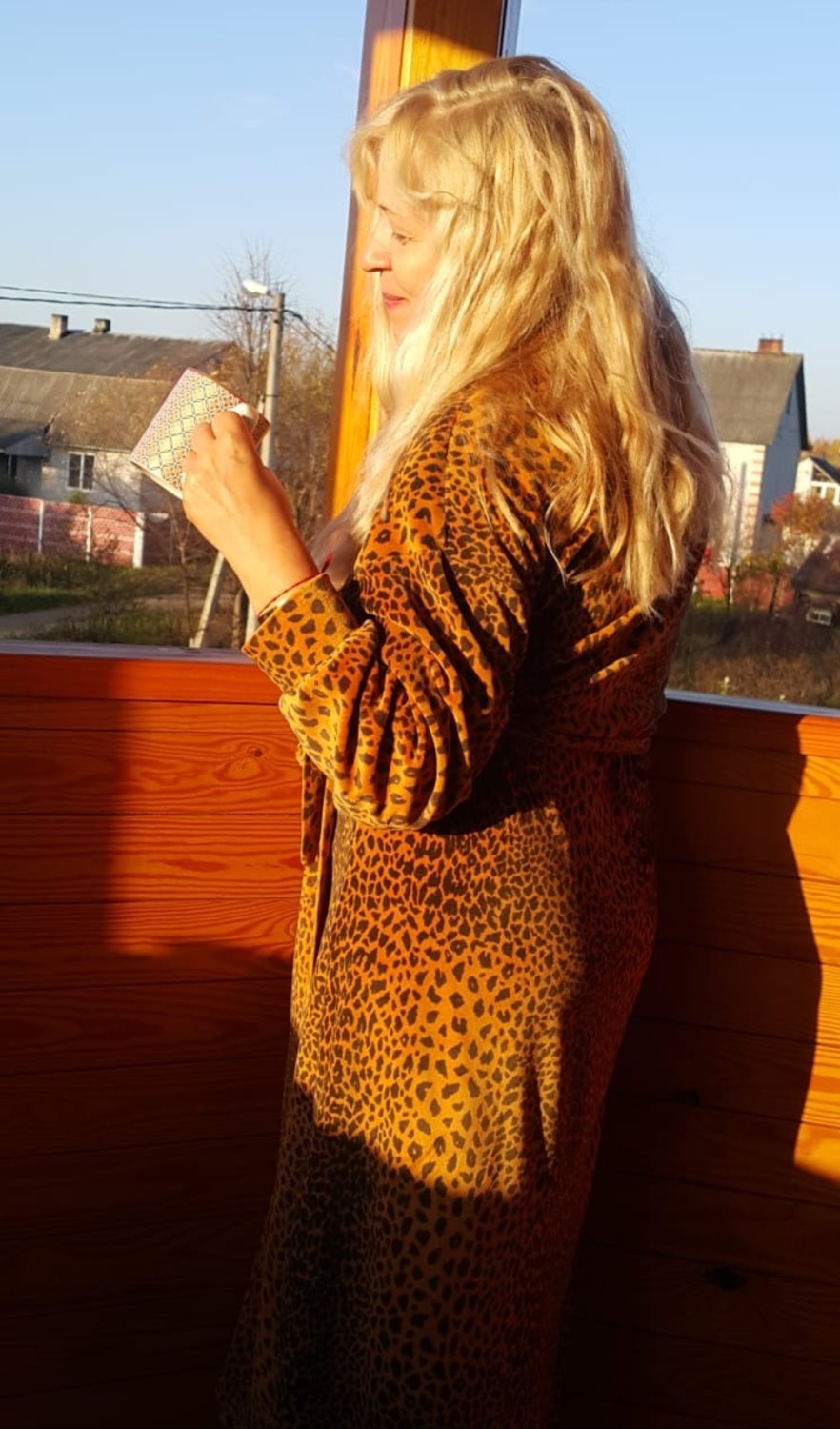 תה של בוקר בעיר מודרנית וסואנת