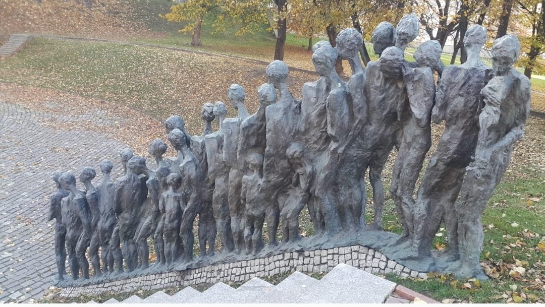 אנדרטת בור ההריגה. לא מתביישים לזכור