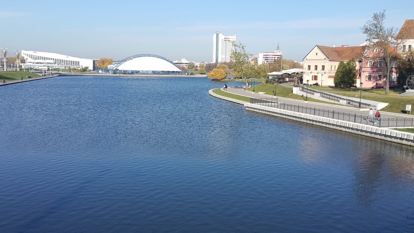 נהר וטיילת בנוף פסטורלי נפלא