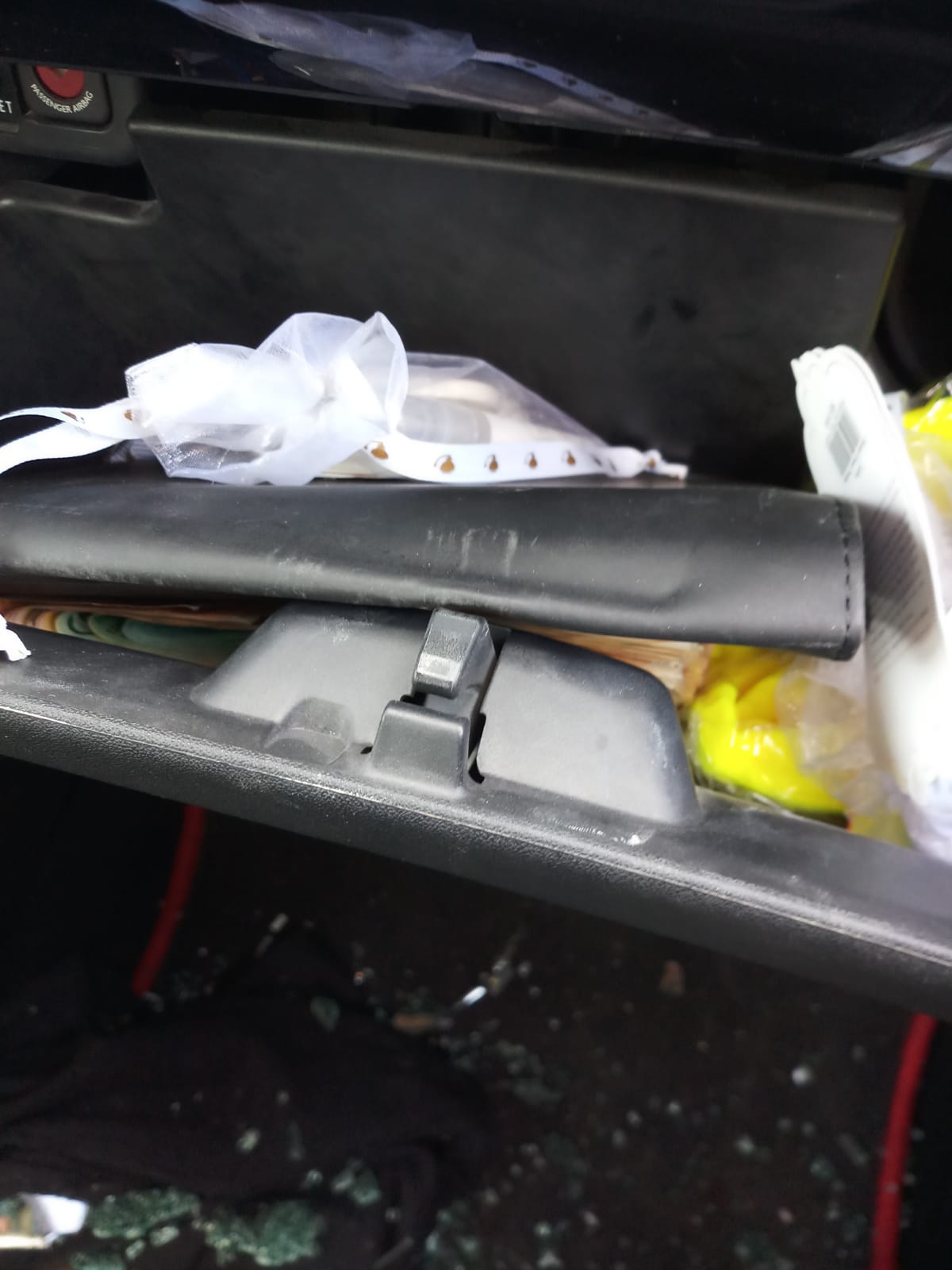 הכסף בתא כפפות, הזכוכיות מניפוץ השמשה על השטיח