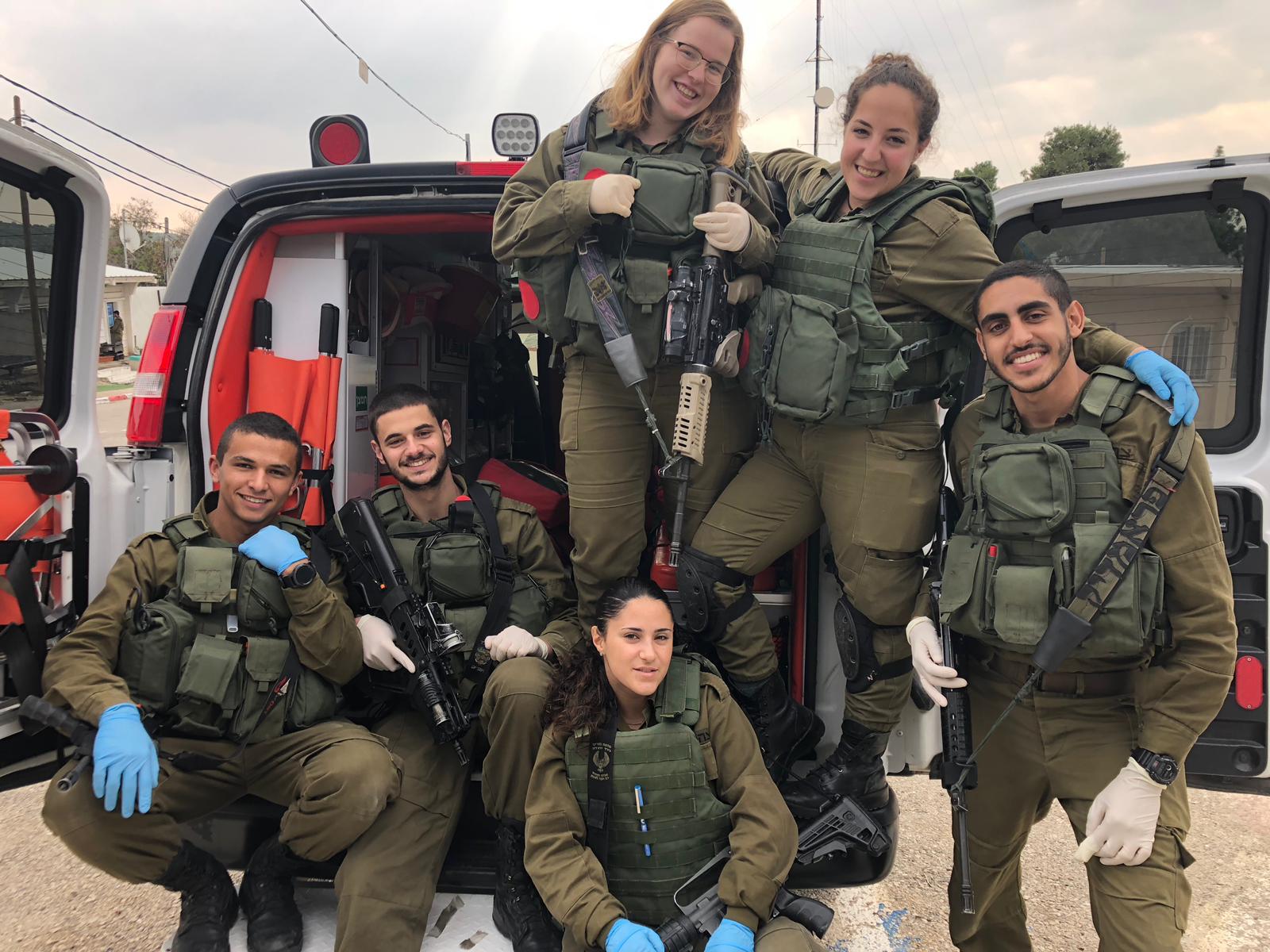 הגר- השניה מימין למעלה | צילום: דובר צה"ל