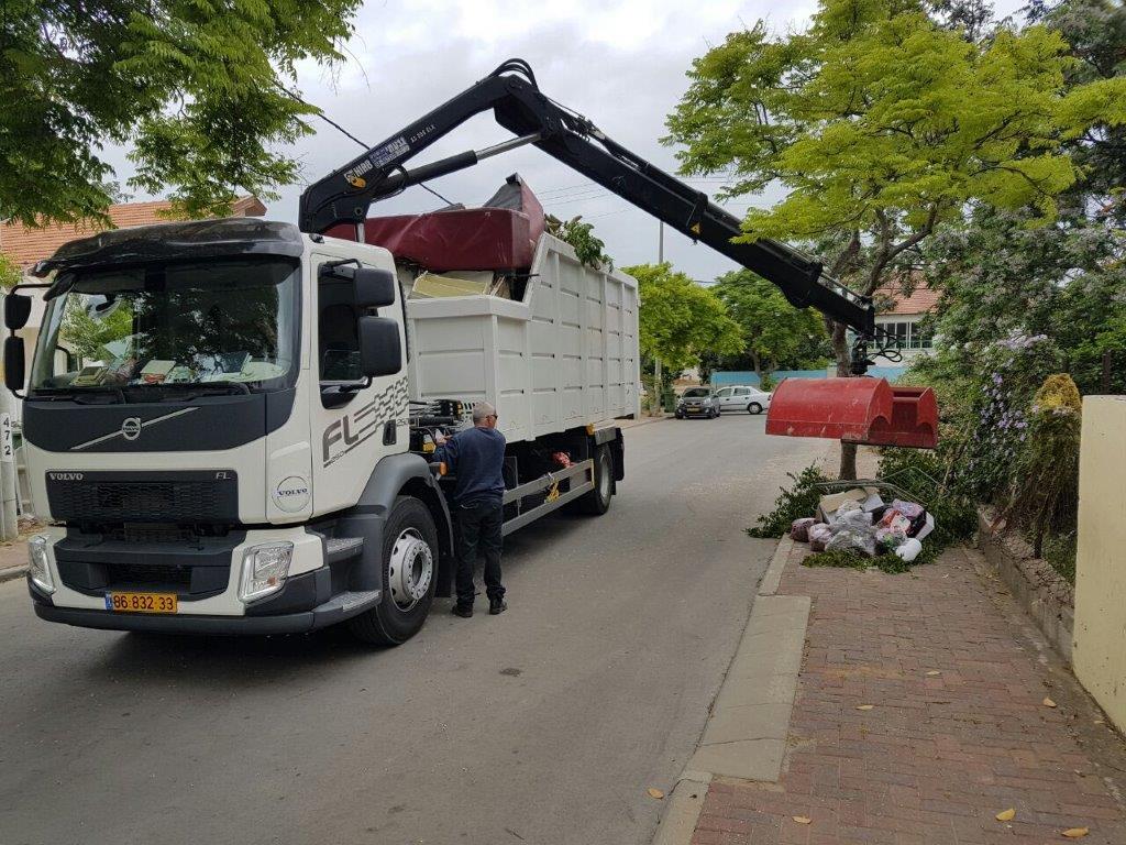 נערכים לפסח : עיריית יבנה נערכת לפינוי טונות אשפה