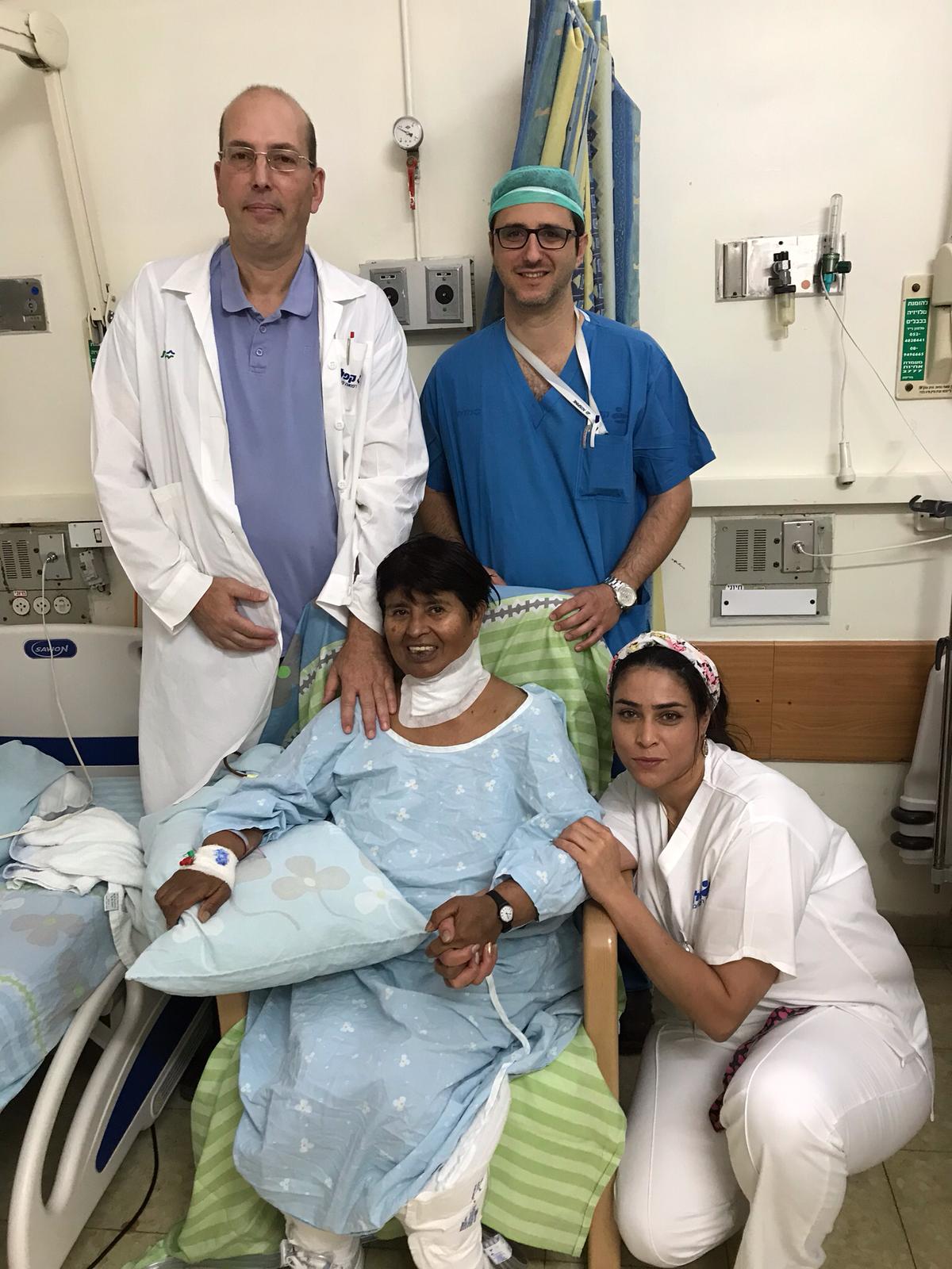צוות רפואי המחלקה האורתופדית קפלן עם אורליה לאחר הניתוחים| צילום: דוברות 'קפלן'