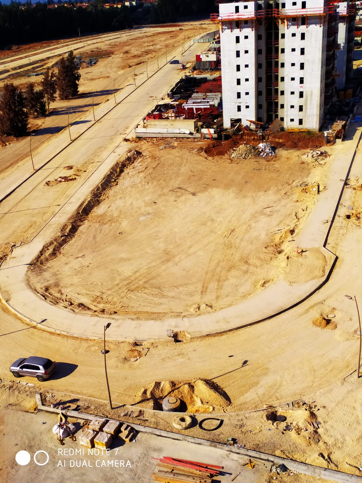 כאן יקום מתנ"ס. וגם בית-כנסת. וגם מקווה