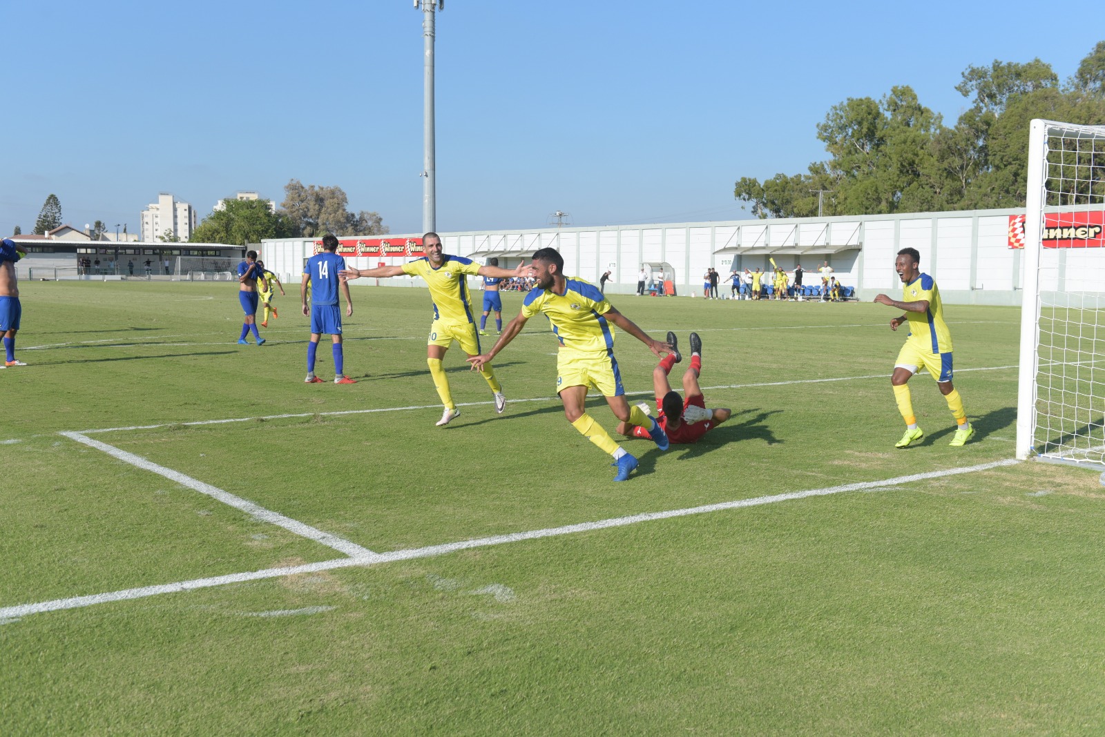 עומר יעקב כובש את שער הניצחון