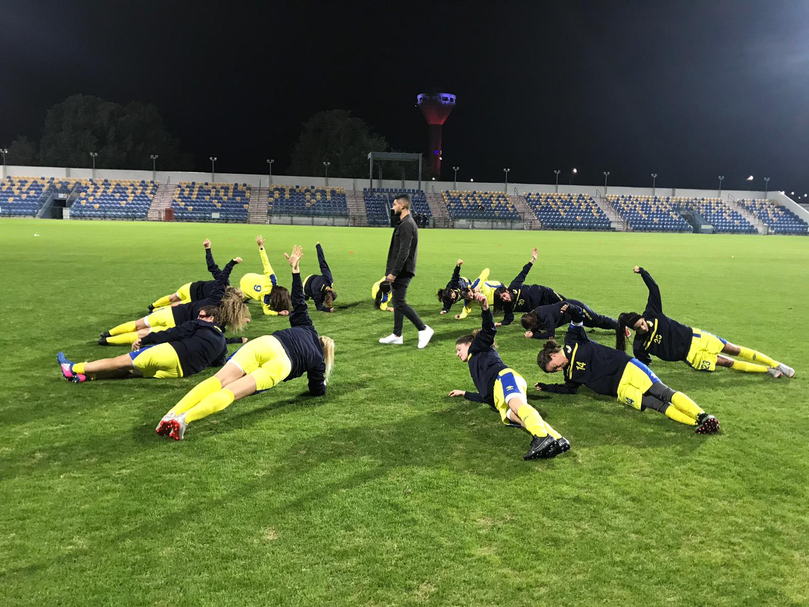 הבנות באצטדיון