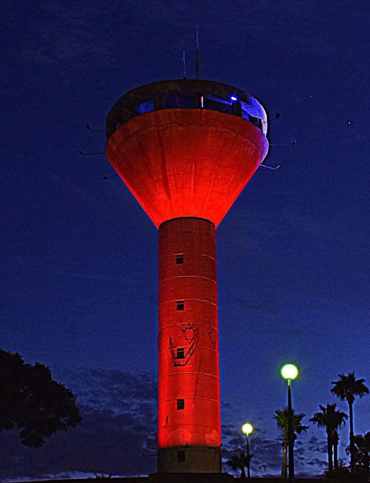 מגדל המים באדום