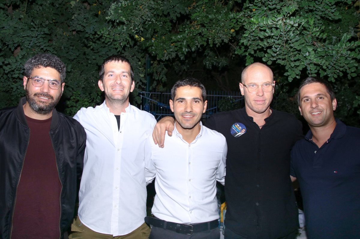 המוחות מאחורי הקמפיין מימין לשמאל. מתן וסרמן, דוד ארז, רועי גבאי, אודי טנא, פלי תלמיד