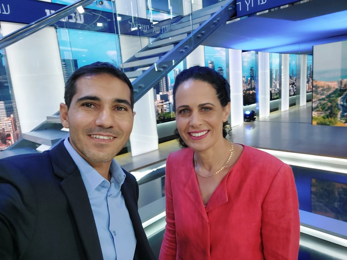 גבאי והמגישה שרה בק