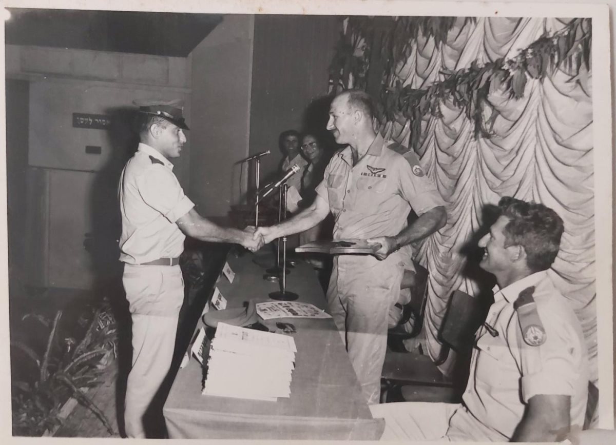 מקבל את אות מפקד חיל האוויר, האלוף מוטי הוד. 1968