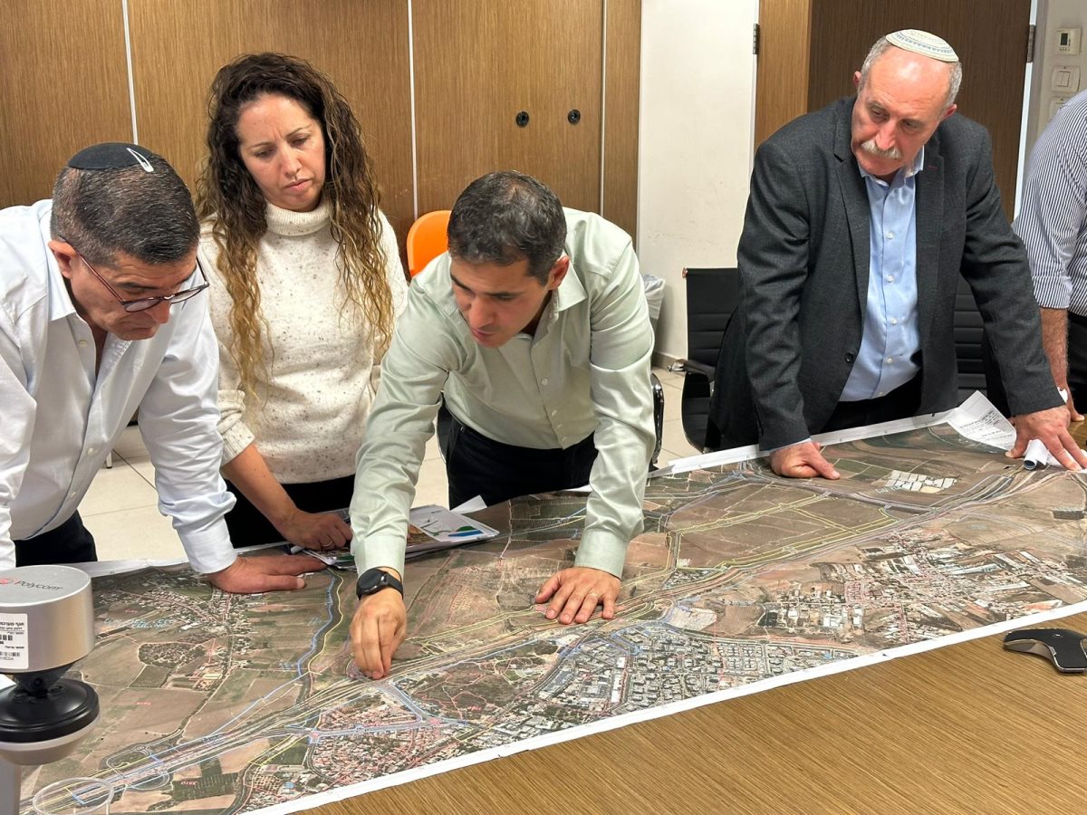 "רואים את העשייה". גבאי במעבר על תכניות