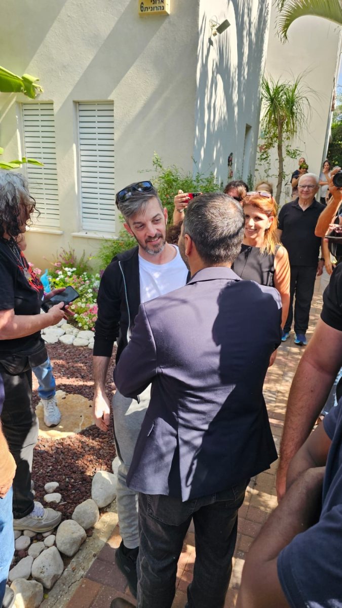 ראש העיר רועי גבאי עם דוד קוניו בכניסה לבית, צילום עמרם כהן