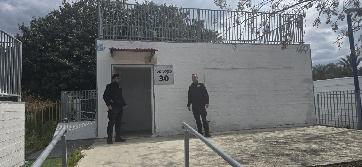 פקחי העירייה מסיירים במקלטים הציבוריים