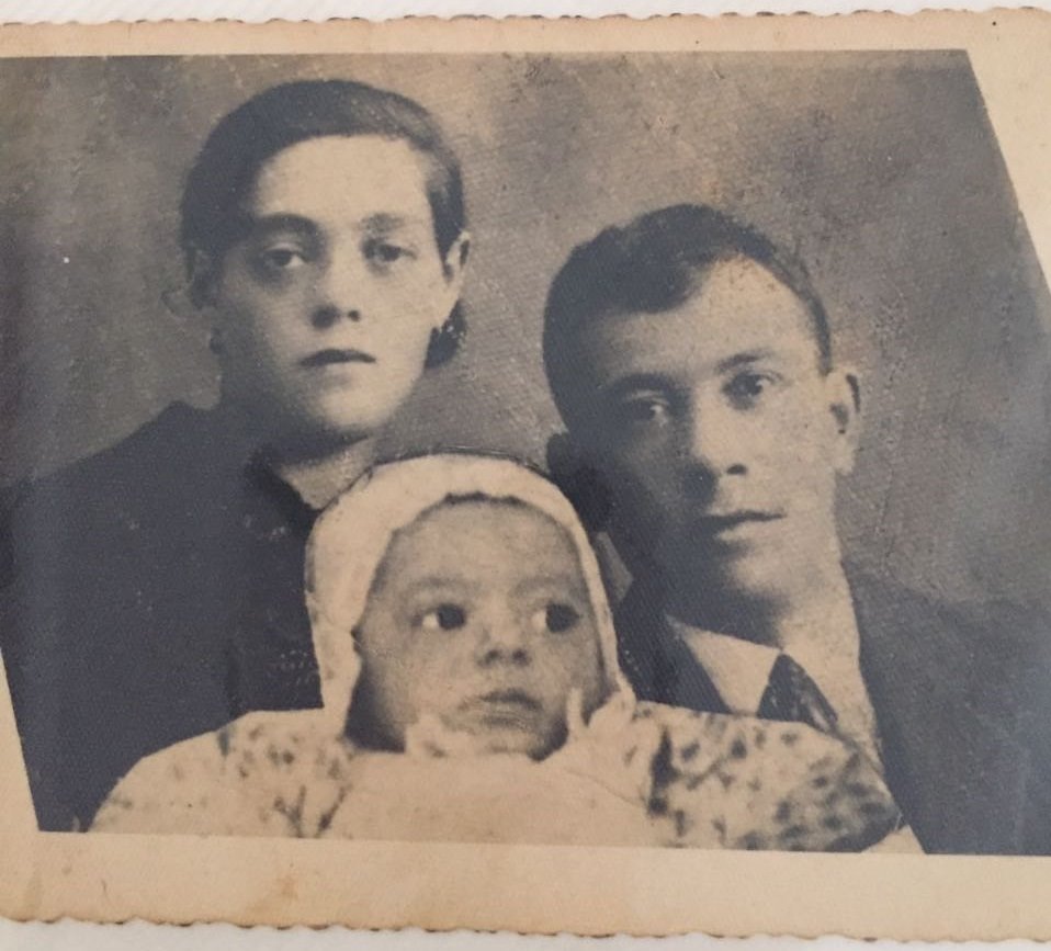 מנשה צויק עם אשתו ובנו לפני המלחמה