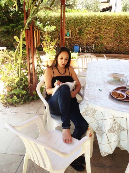 הולנדר. כותבת בלי הפסקה