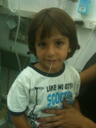 הפעוט עם הצינורית בתוך האף