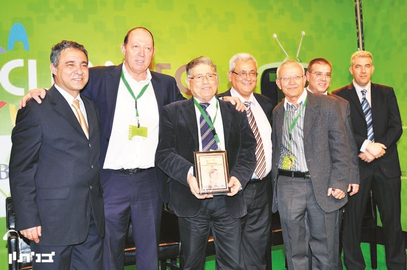 הענקת הפרס לראש עיריית יבנה בגני התארוכה