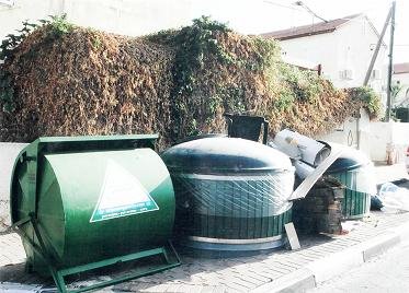 הפחים צמודים לחומת הבית