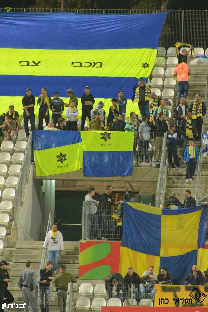 אוהדי הקבוצה. השקיעו בתליית הדגלים