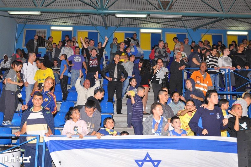 הקהל בשבזי. עודד כל המשחק