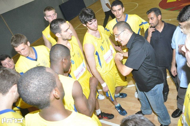 כהן ושחקניו בפסק זמן. רק כמעט כהן ושחקניו בפסק זמן. רק כמעט