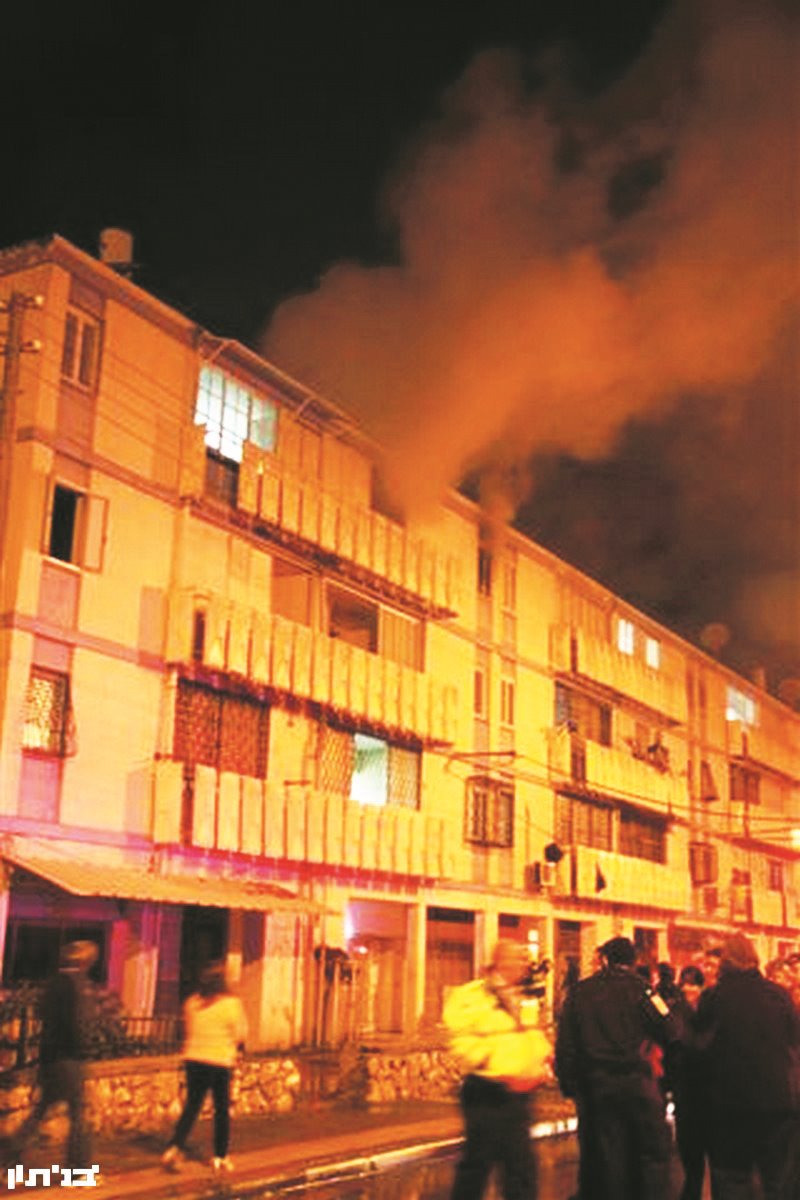 השריפה ברחוב הכרמל. צילום דוד מטודי